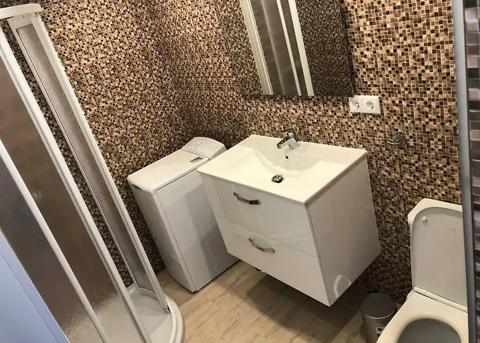 Apartment 4-2, Edificio Eden Roc I *